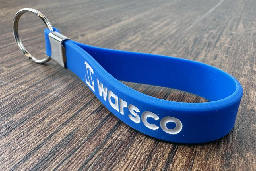 blauwe siliconen sleutelhangers met diepdruk en opgevuld in kleur